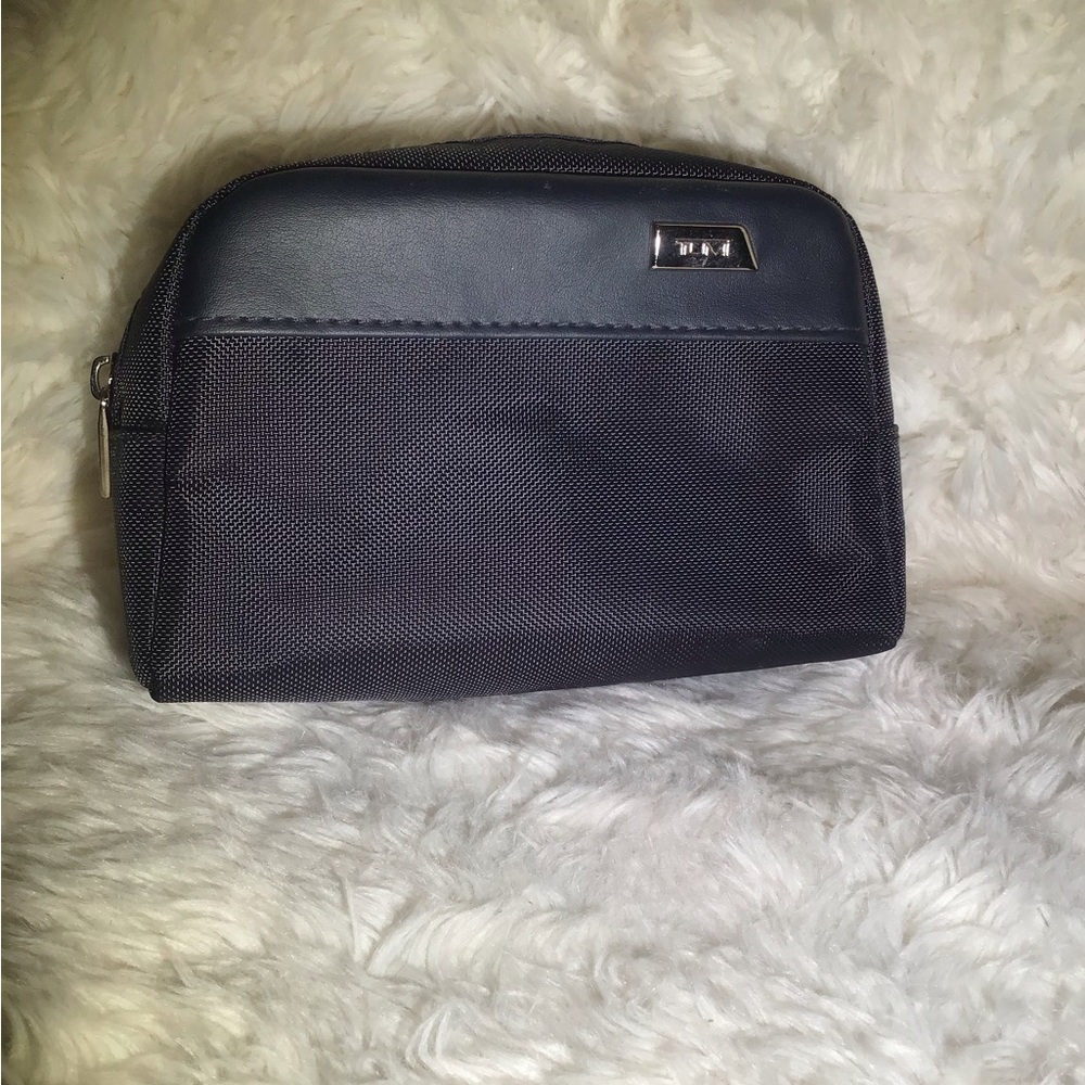 Tumi for delta black nylon cosmetics bag - Picture 3 of 6
